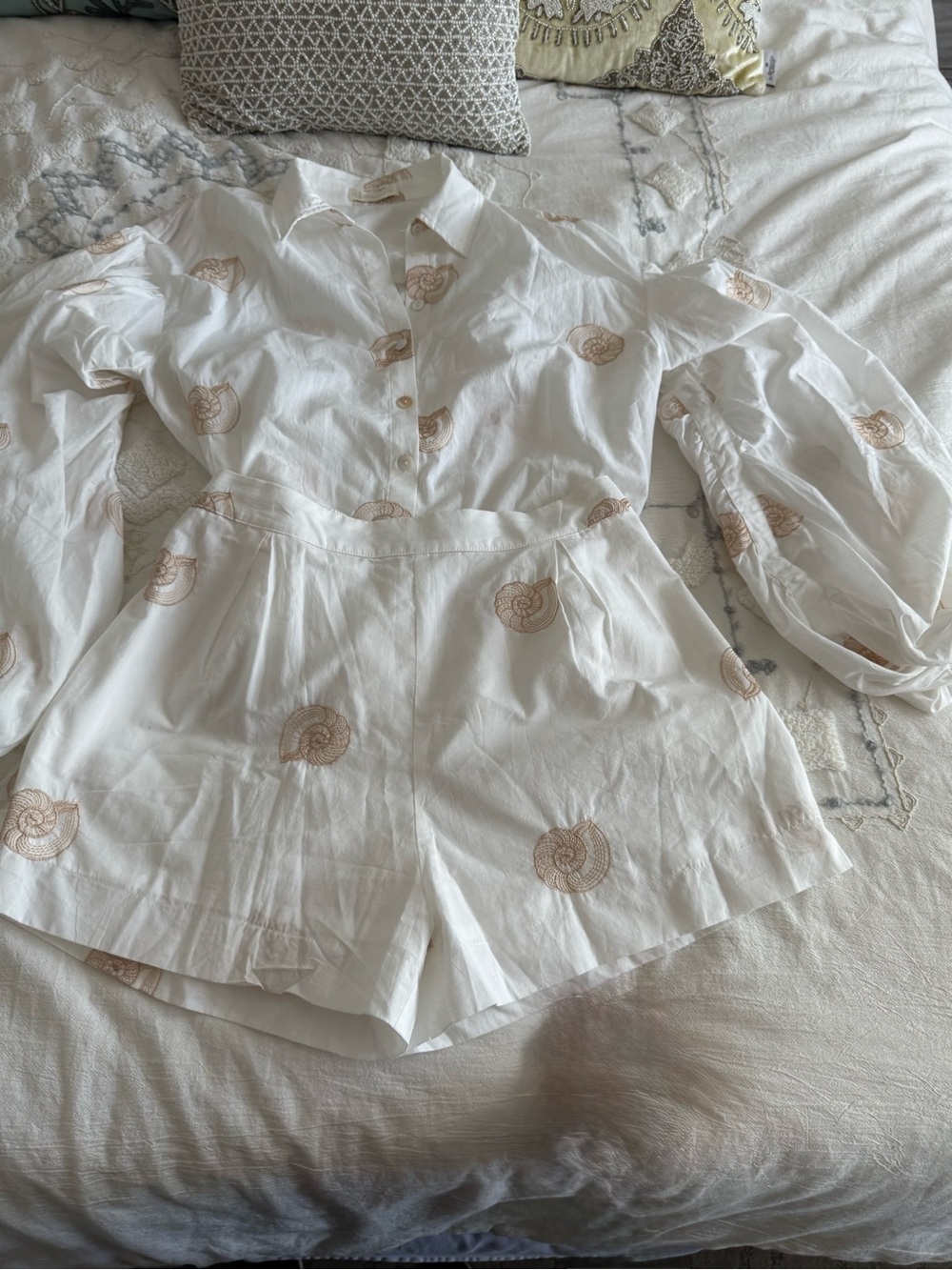 Vita Grace White Two-Piece Shell Print Set